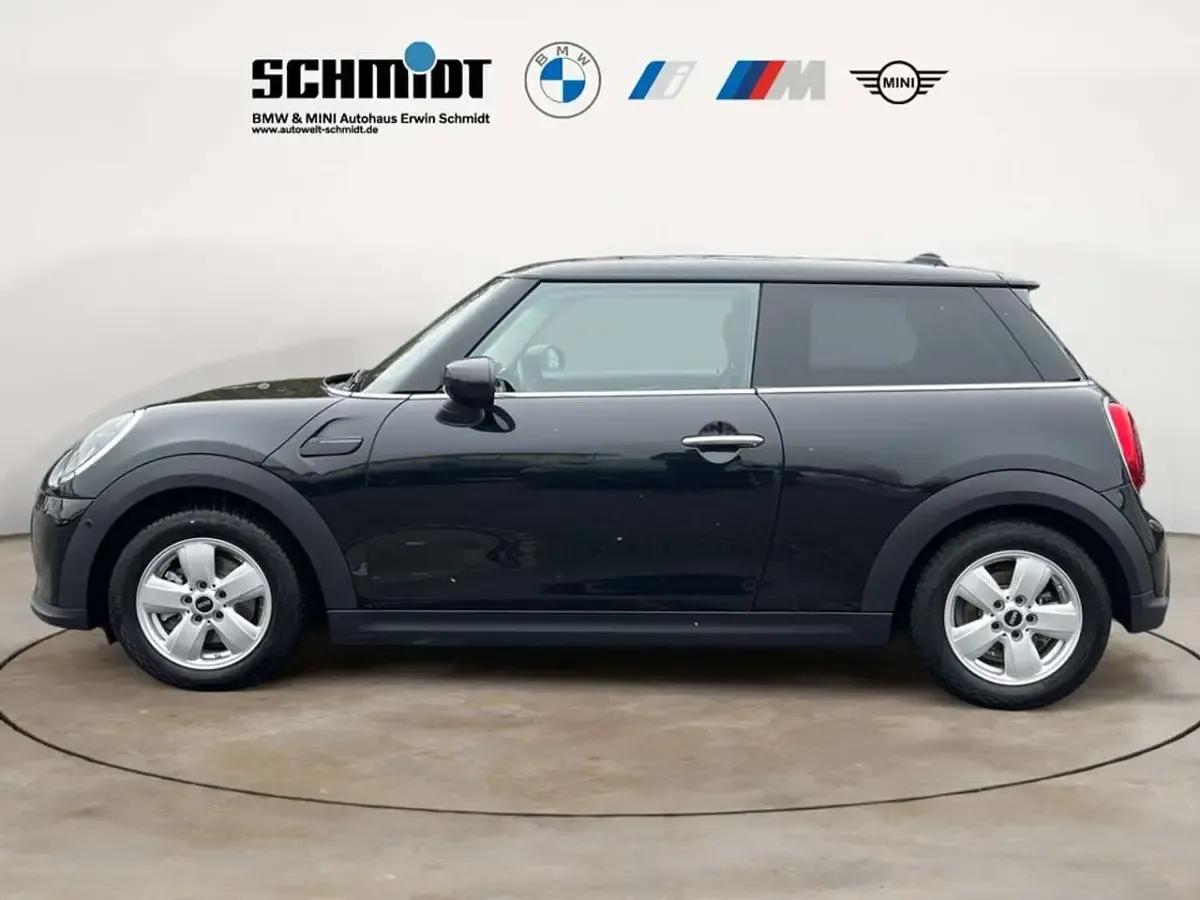 Używany Mini Cooper Essential 136 KM (100 kW) 2024 Czarny Hatchback