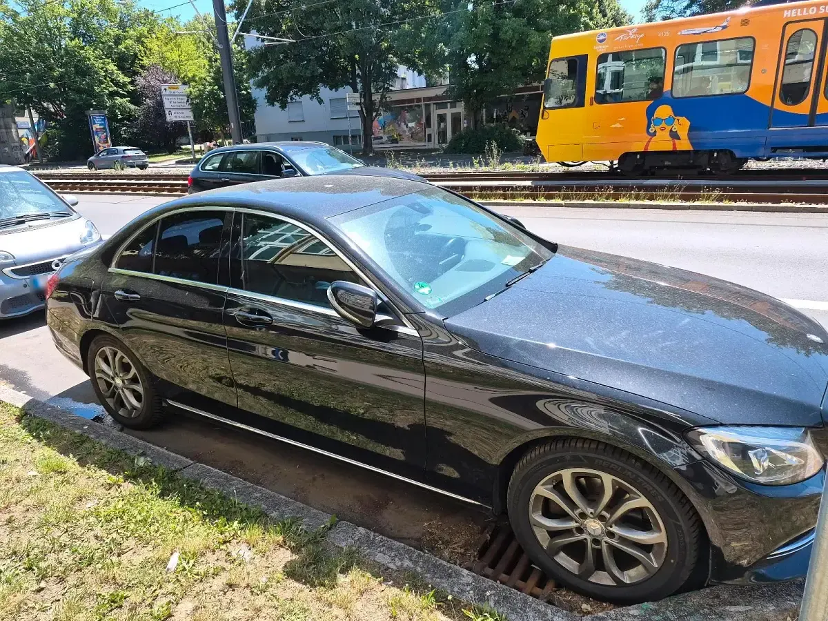 Gebraucht Mercedes C180 156 PS (114 kW) 2015 Schwarz Limousine