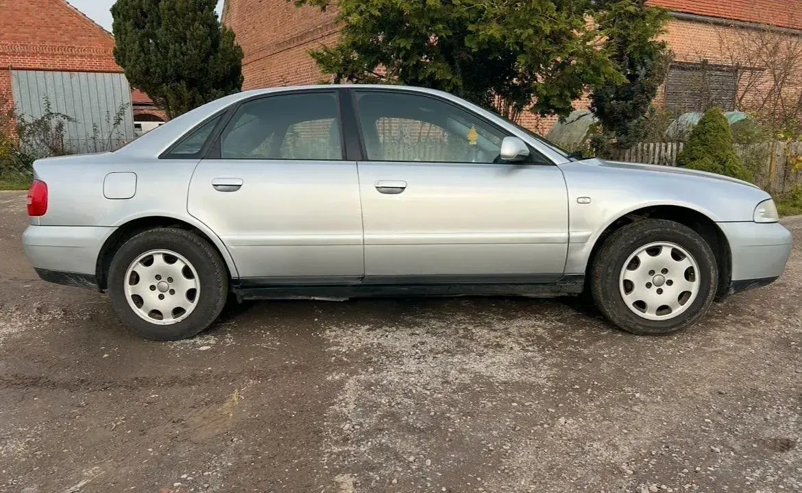 Gebraucht Audi A4 102 PS (75 kW) 1999 Silber Limousine