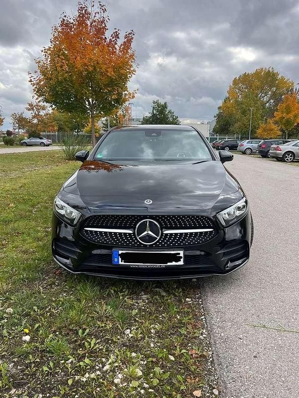 Schwarz Gebraucht 2020 Mercedes A200 AMG line Limousine | 24.900 € (Fairer Preis) - Bild 1/4