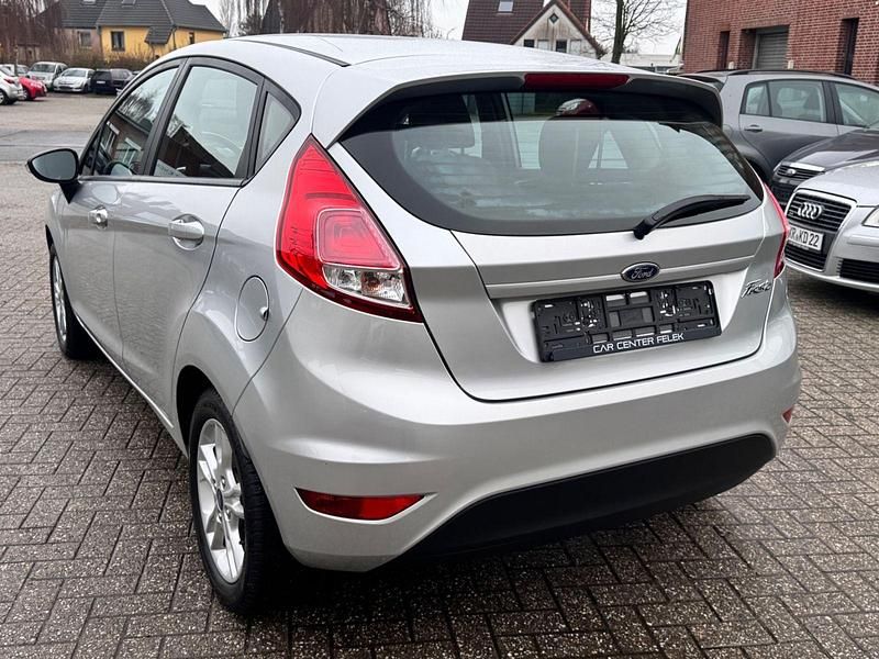 Gebraucht Ford Fiesta Celebration 80 PS (58 kW) 2016 Silber Kleinwagen