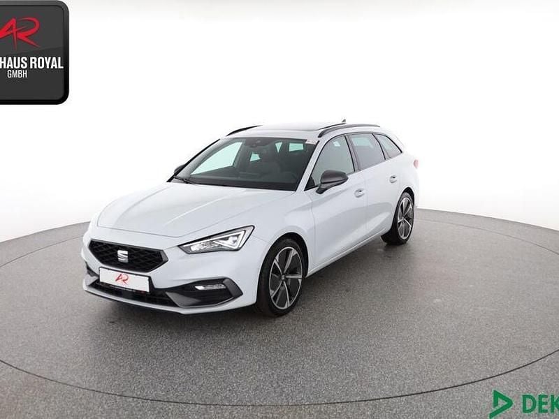 Weiss Gebraucht 2021 Seat Leon Limousine | 20.720 € (Fairer Preis) - Bild 1/4