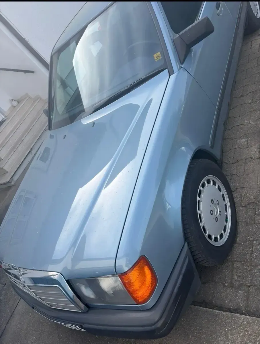 Gebraucht Mercedes E230 132 PS (97 kW) 1988 Blau Limousine
