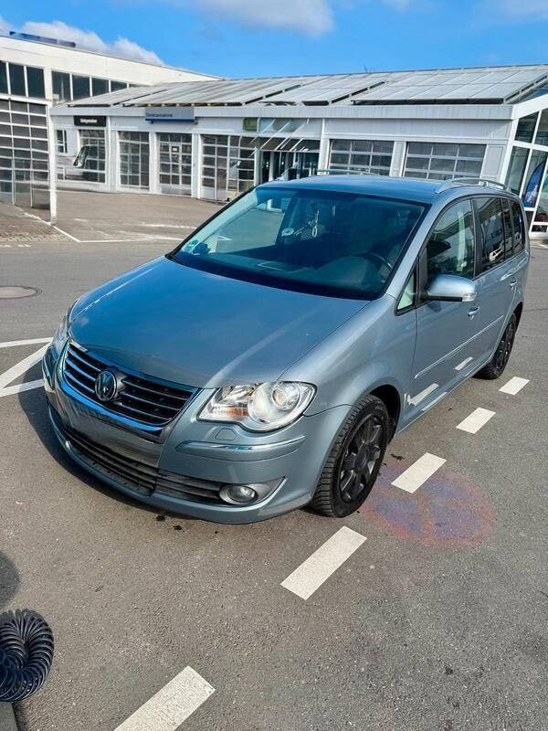 Grau Gebraucht 2008 VW Touran Van / Kleinbus | 5.498 € (Teuer) - Bild 1/4