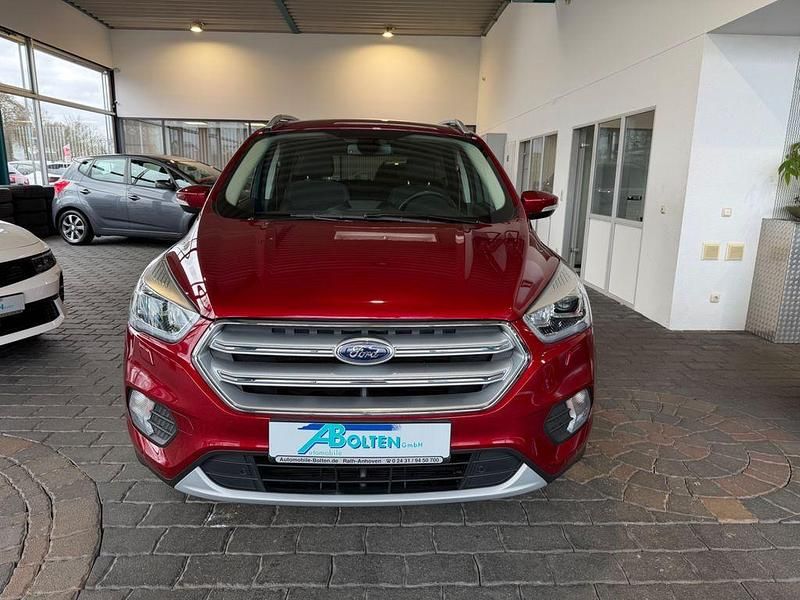Gebraucht Ford Kuga Titanium 150 PS (110 kW) 2019 Rot SUV