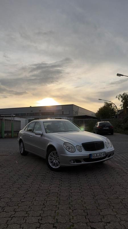 Silber Gebraucht 2005 Mercedes E200 Limousine | 2.900 € (Fairer Preis) - Bild 1/4