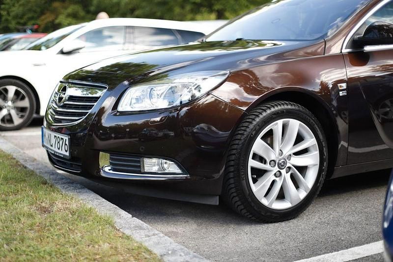 Braun Gebraucht 2013 Opel Insignia Kombi | 9.250 € (Etwas zu teuer) - Bild 1/4