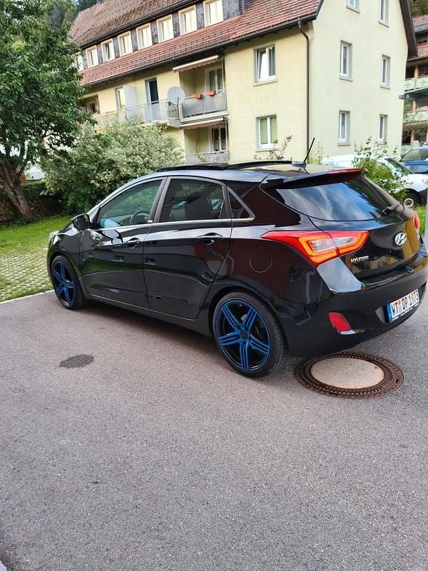 Gebraucht Hyundai i30 Premium 110 PS (80 kW) 2017 Schwarz Limousine