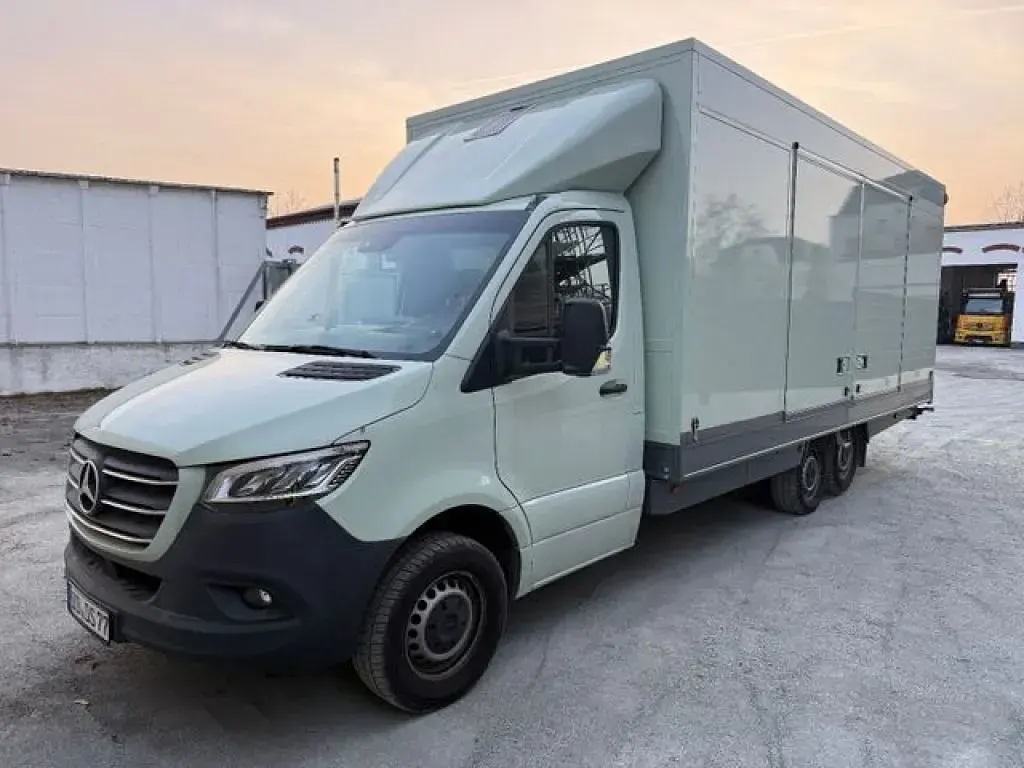 Używany Mercedes Sprinter 163 KM (119 kW) 2021 Srebrny Van