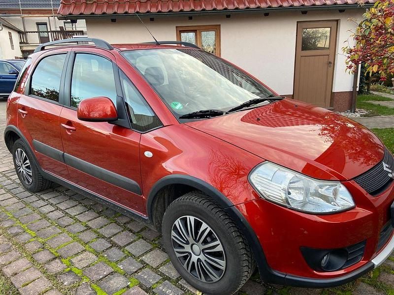 Orange Gebraucht 2010 Suzuki SX4 Comfort Limousine | 5.995 € (Fairer Preis) - Bild 1/4