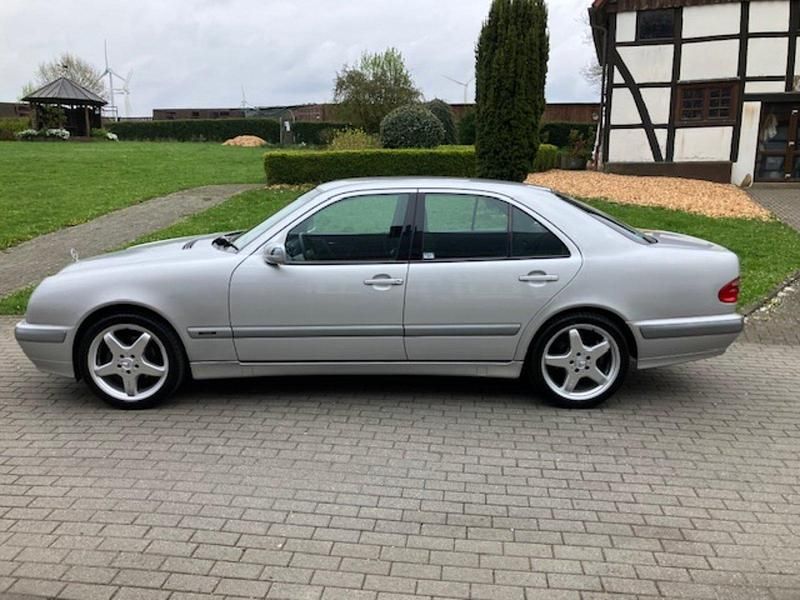 Gebraucht Mercedes E240 Classic 170 PS (125 kW) 2000 Silber Limousine