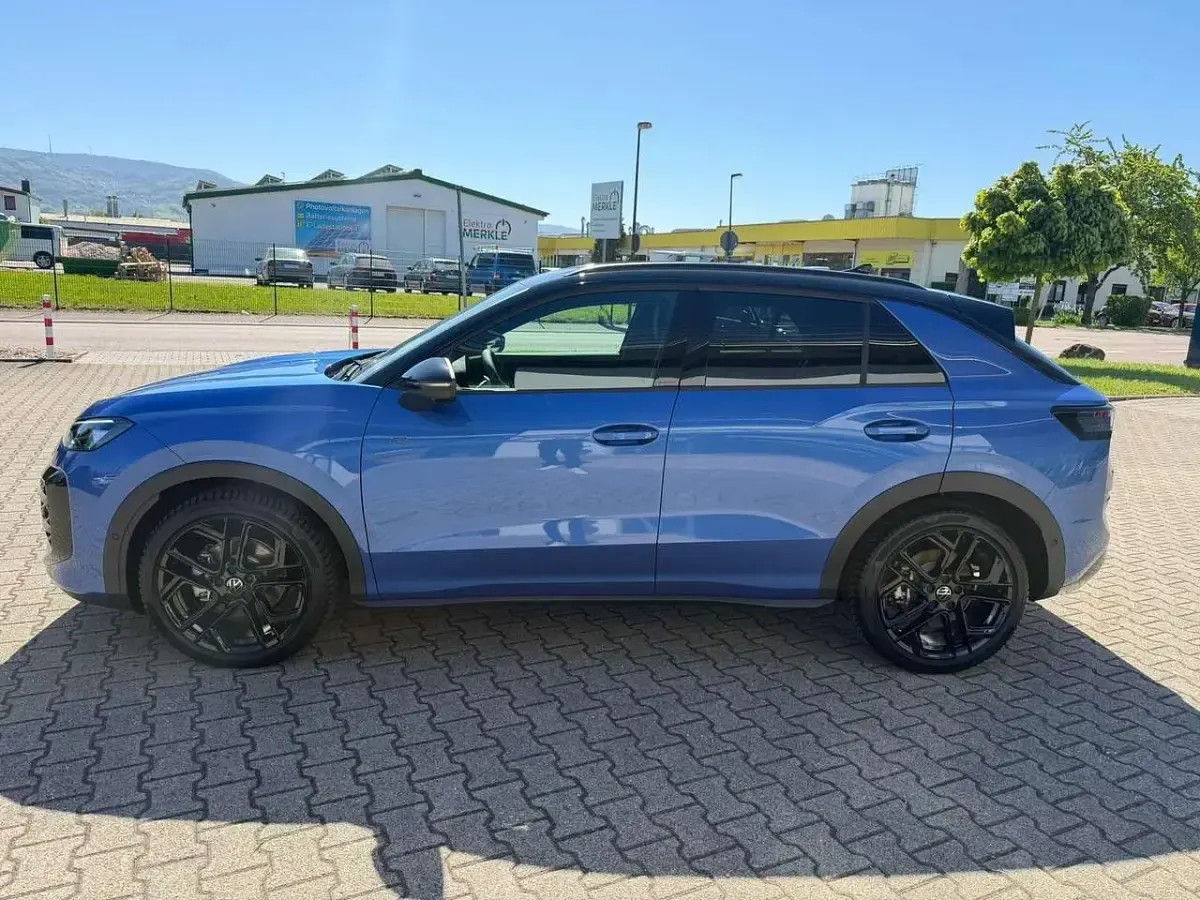 Neu VW T-Roc R-line 150 PS (110 kW) 2026 Celestial blue metallic / dach schwarz SUV