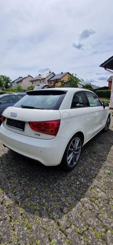 Weiß Gebraucht 2011 Audi A1 Ambition Kleinwagen | 3.900 € - Bild 1/4