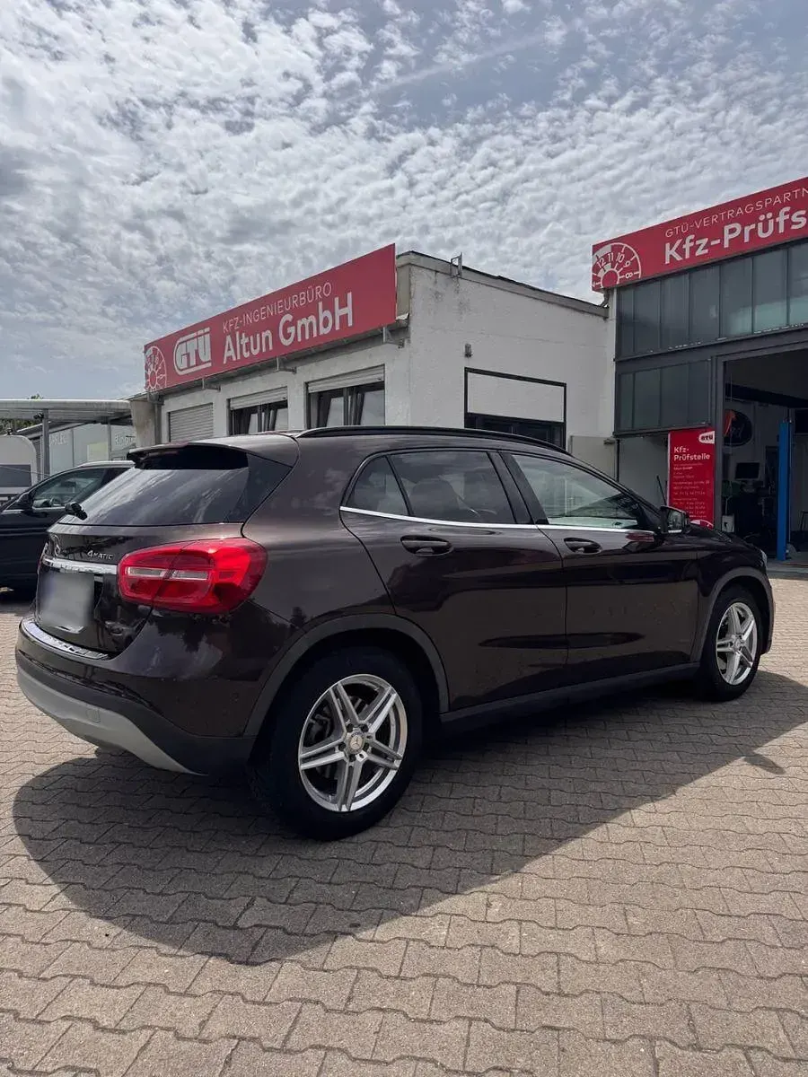 Gebraucht Mercedes GLA250 211 PS (155 kW) 2014 Braun SUV