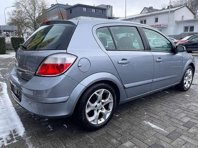 Gebraucht Opel Astra Sport 105 PS (77 kW) 2006 Lichtsilber m2 Kleinwagen