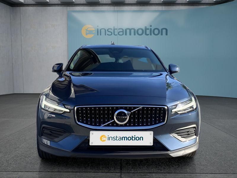 Gebraucht Volvo V60 CC 197 PS (144 kW) 2023 Blau Kombi