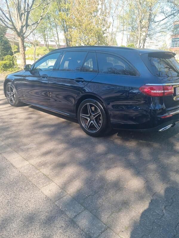 Blau Gebraucht 2020 Mercedes E300 AMG Kombi | 26.500 € - Bild 1/4