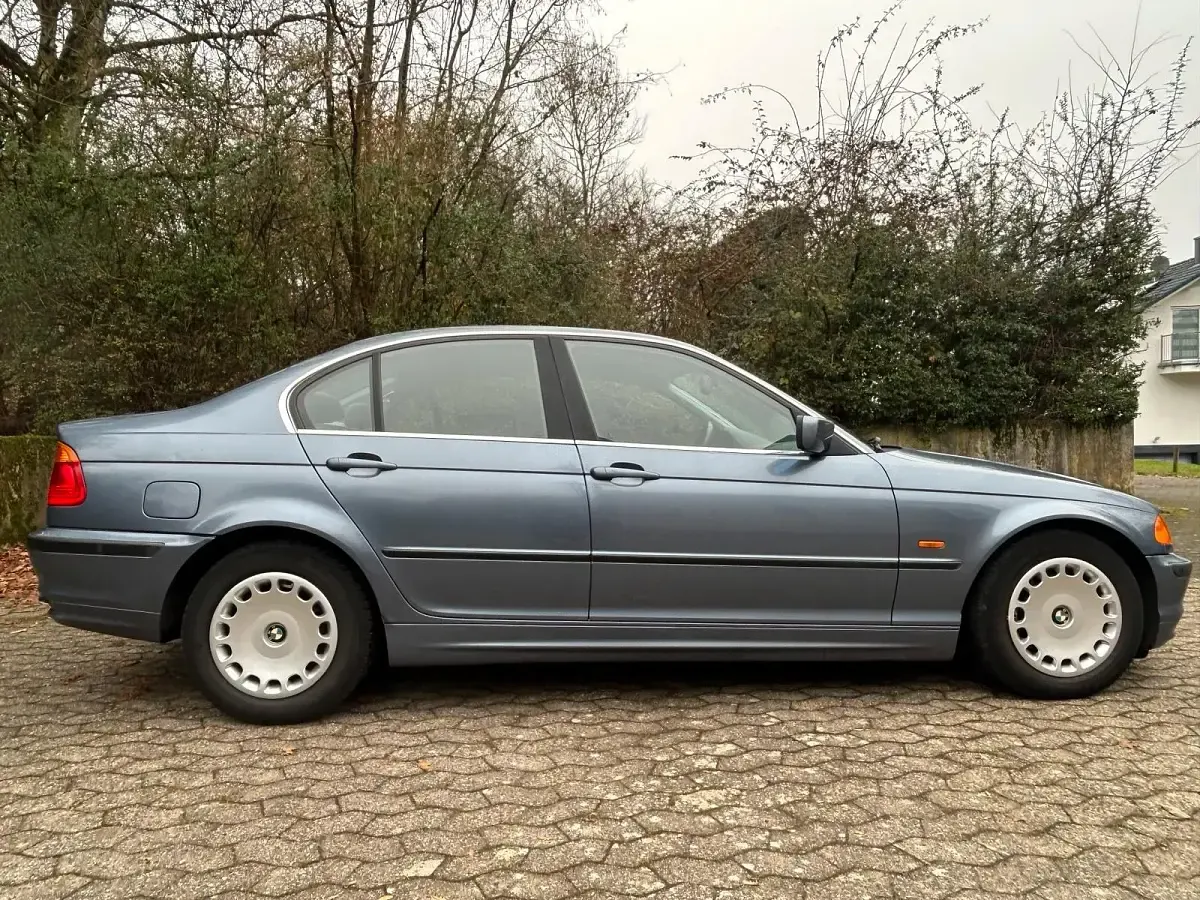 Gebraucht BMW 323 170 PS (125 kW) 1998 Blau Limousine