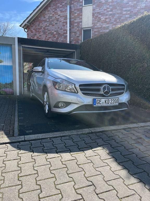 Silber Gebraucht 2014 Mercedes A200 Style Limousine | 12.900 € (Guter Preis) - Bild 1/4
