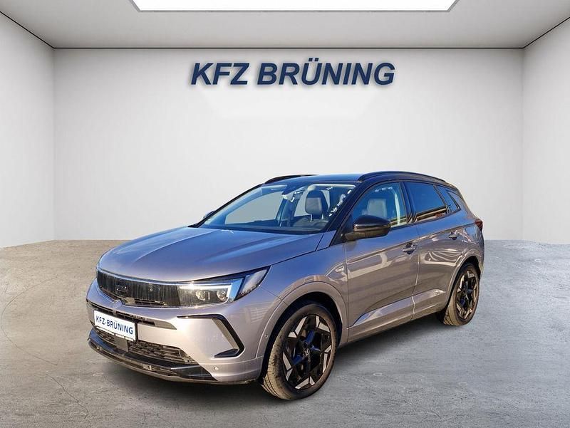 Quarz silber metallic / da (metallic) Gebraucht 2024 Opel Grandland X GSe SUV | 28.480 € (Guter Preis) - Bild 1/4