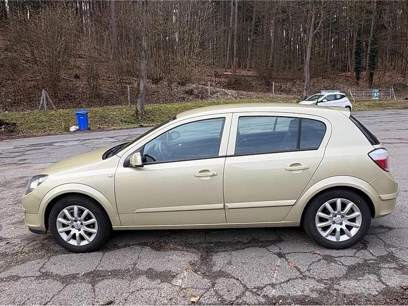 Gebraucht Opel Astra 105 PS (77 kW) 2004 Gold Kleinwagen