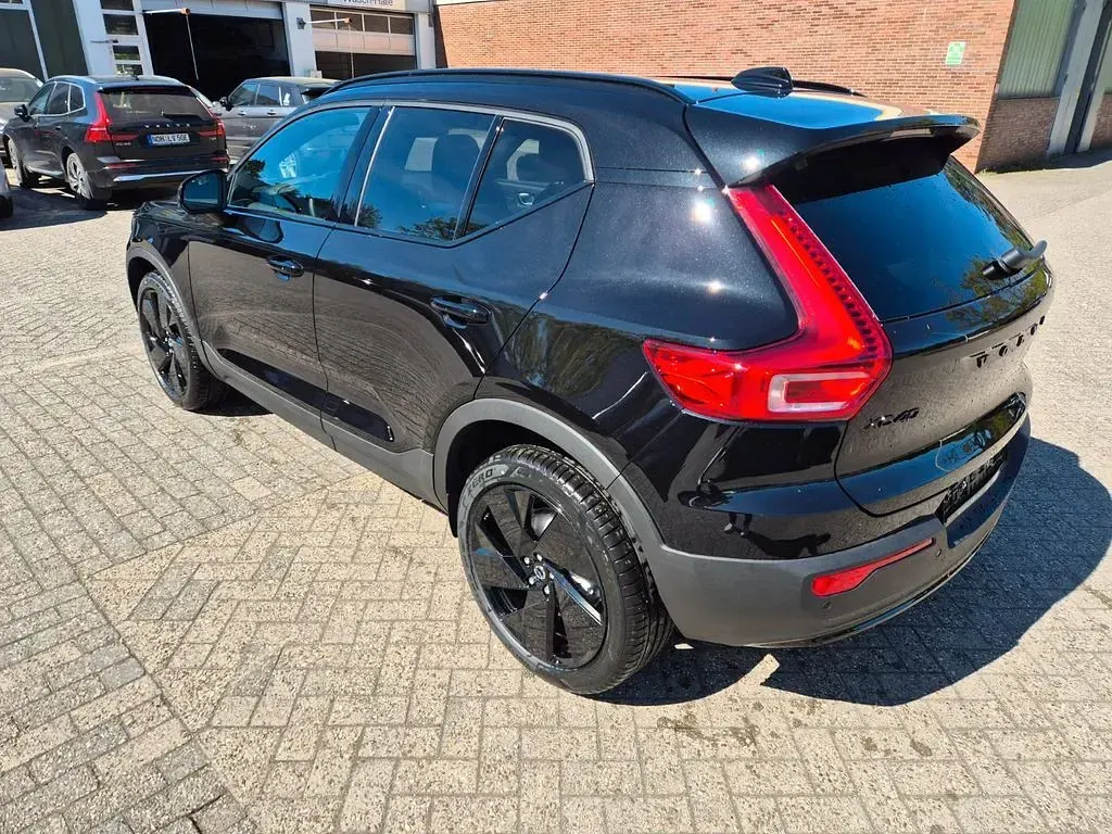 Neu Volvo XC40 Plus 197 PS (144 kW) 2026 Schwarz SUV