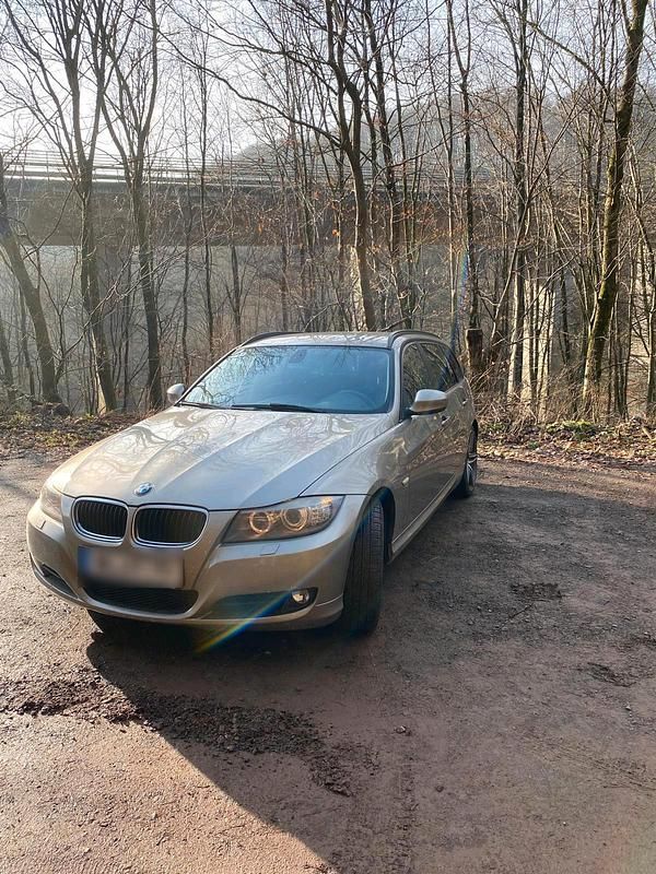 Gebraucht BMW 320 184 PS (135 kW) 2011 Gold Kombi