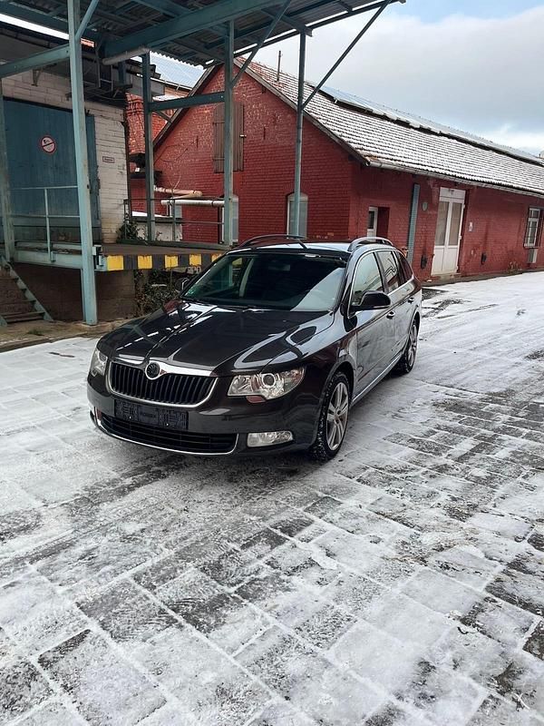 Braun Gebraucht 2011 Skoda Superb Family Kombi | 4.990 € (Guter Preis) - Bild 1/4