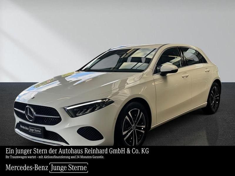 Weiß Gebraucht 2024 Mercedes A180 Advanced Limousine | 28.420 € (Fairer Preis) - Bild 1/4
