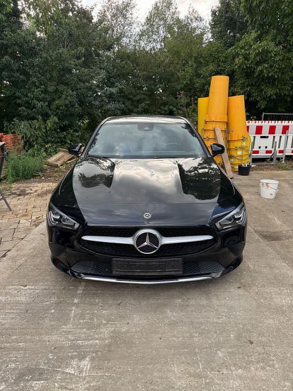 Schwarz Gebraucht 2020 Mercedes CLA180 Shooting Brake Kombi | 22.750 € (Guter Preis) - Bild 1/4