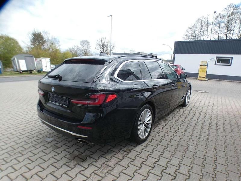 Gebraucht BMW 520 Luxury Line 190 PS (139 kW) 2023 Schwarz ii/bonnet fluid black Kombi