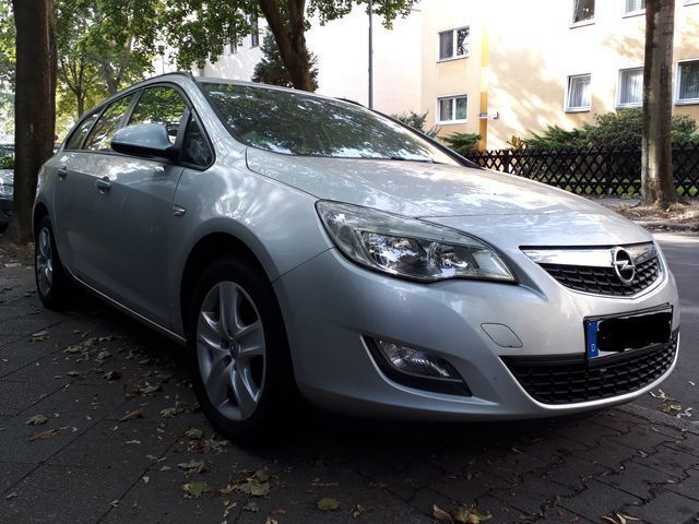 Gebraucht Opel Astra Edition 160 PS (117 kW) 2011 Silber metallic Kombi