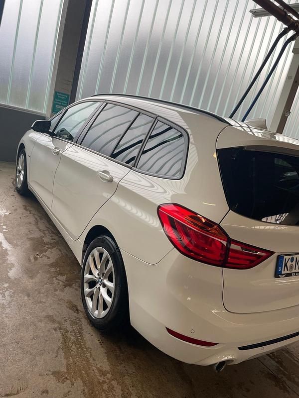 Weiß Gebraucht 2018 BMW 216 Gran Tourer Sport Line Van / Kleinbus | 15.500 € (Etwas zu teuer) - Bild 1/4