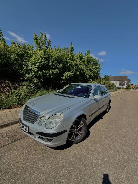 Silber Gebraucht 2008 Mercedes E200 Classic Limousine | 5.700 € (Fairer Preis) - Bild 1/4
