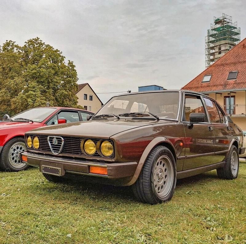 Braun Gebraucht 1982 Alfa Romeo Alfetta Quadrifoglio Limousine | 19.116 € - Bild 1/4