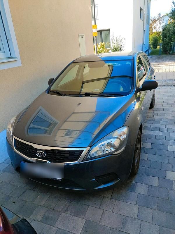 Grau Gebraucht 2011 Kia Ceed Limousine | 3.100 € (Superpreis) - Bild 1/4