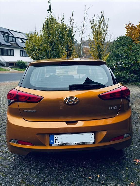 Gebraucht Hyundai i20 84 PS (61 kW) 2015 Orange Limousine