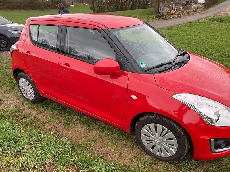 Gebraucht Suzuki Swift 94 PS (69 kW) 2013 Rot Kleinwagen