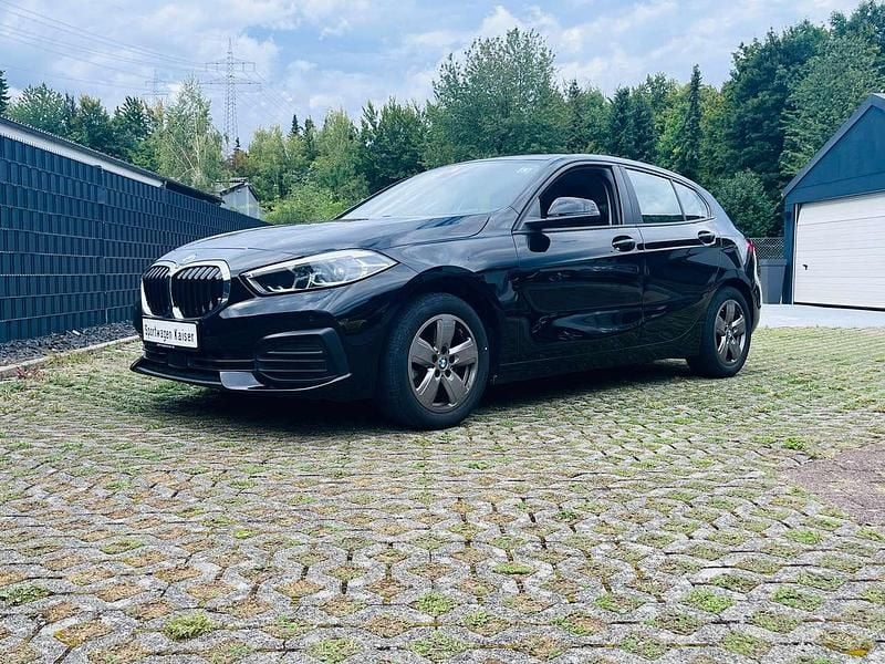 Schwarz Gebraucht 2021 BMW 118 Advantage Kleinwagen | 18.290 € (Fairer Preis) - Bild 1/4