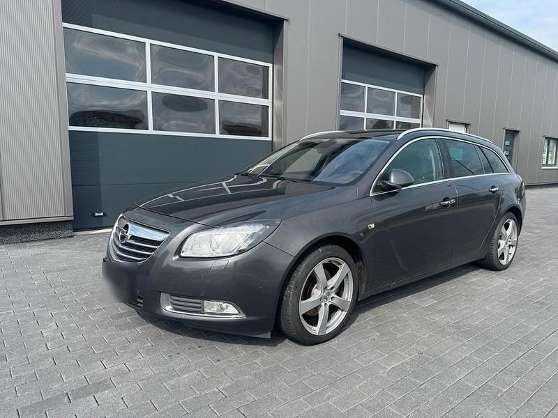 Usado Opel Insignia 160 HP (117 kW) 2012 Cinzento Carrinha