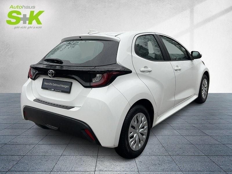 Gebraucht Toyota Yaris Basis 72 PS (52 kW) 2023 Schneeweiß Kleinwagen