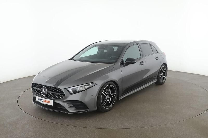 Grau Gebraucht 2018 Mercedes A200 AMG line Limousine | 22.660 € (Fairer Preis) - Bild 1/3