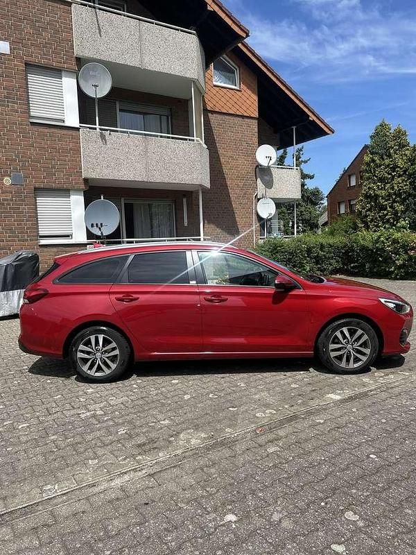 Rot Gebraucht 2020 Hyundai i30 Trend Kombi | 17.000 € (Guter Preis) - Bild 1/4