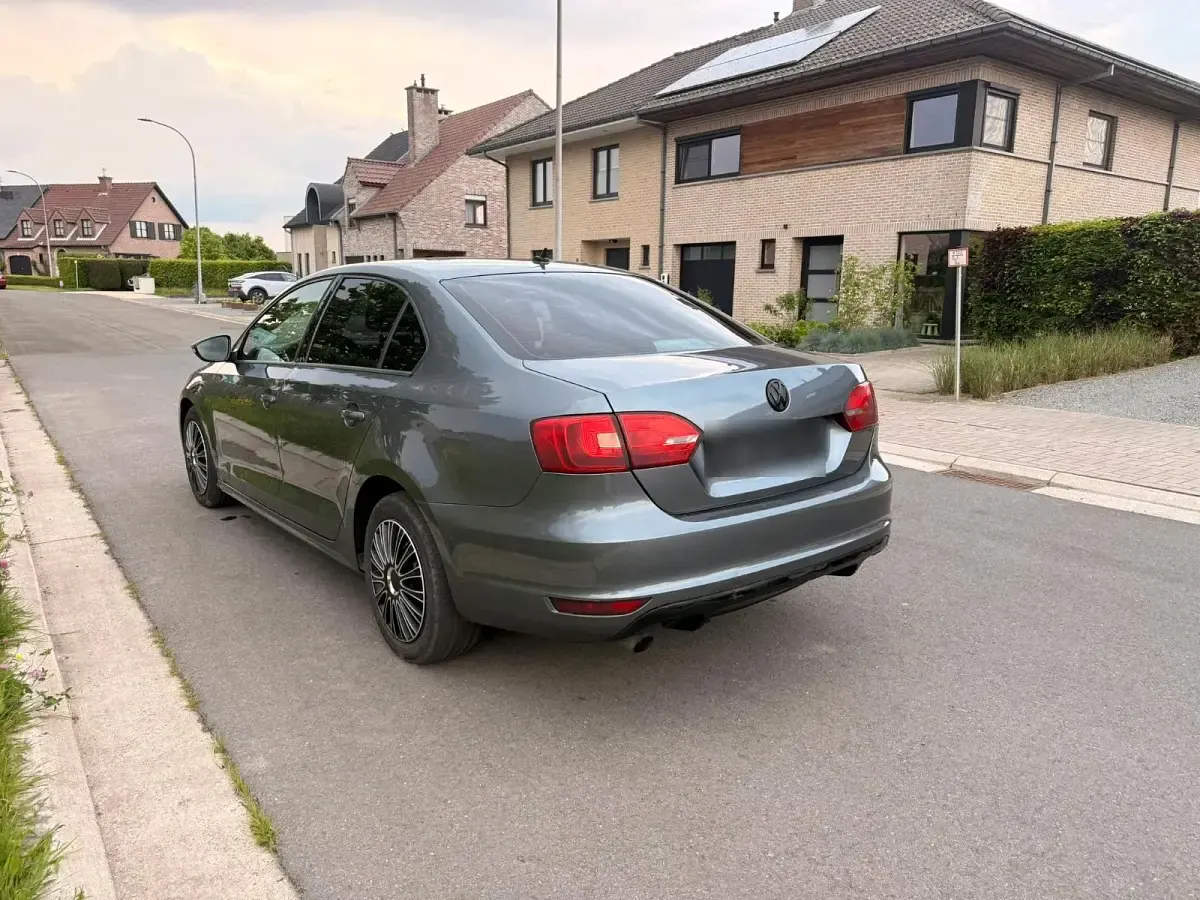 Gebraucht VW Jetta 105 PS (77 kW) 2013 Grau Limousine