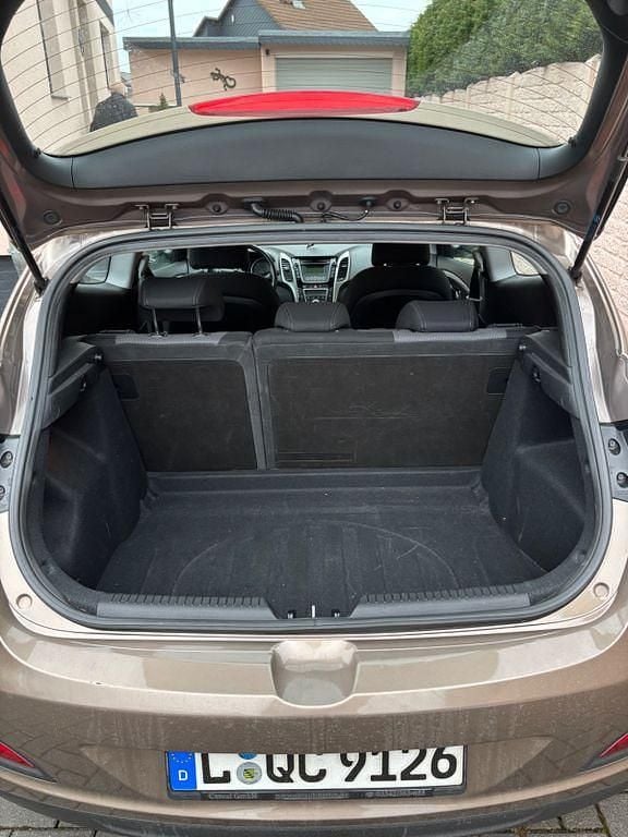 Gebraucht Hyundai i30 Classic 99 PS (72 kW) 2013 Braun Limousine