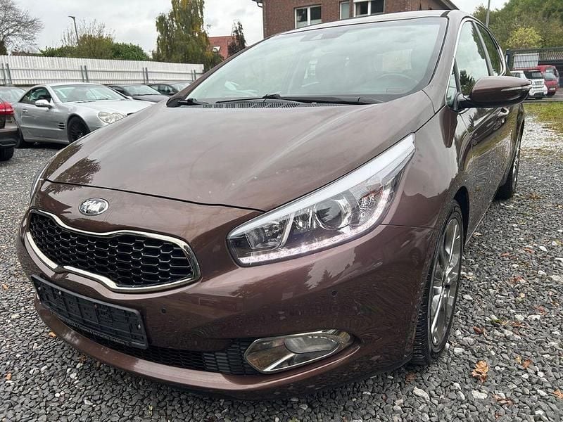 Gebraucht Kia Ceed Spirit 135 PS (99 kW) 2012 Matrix brown Kleinwagen