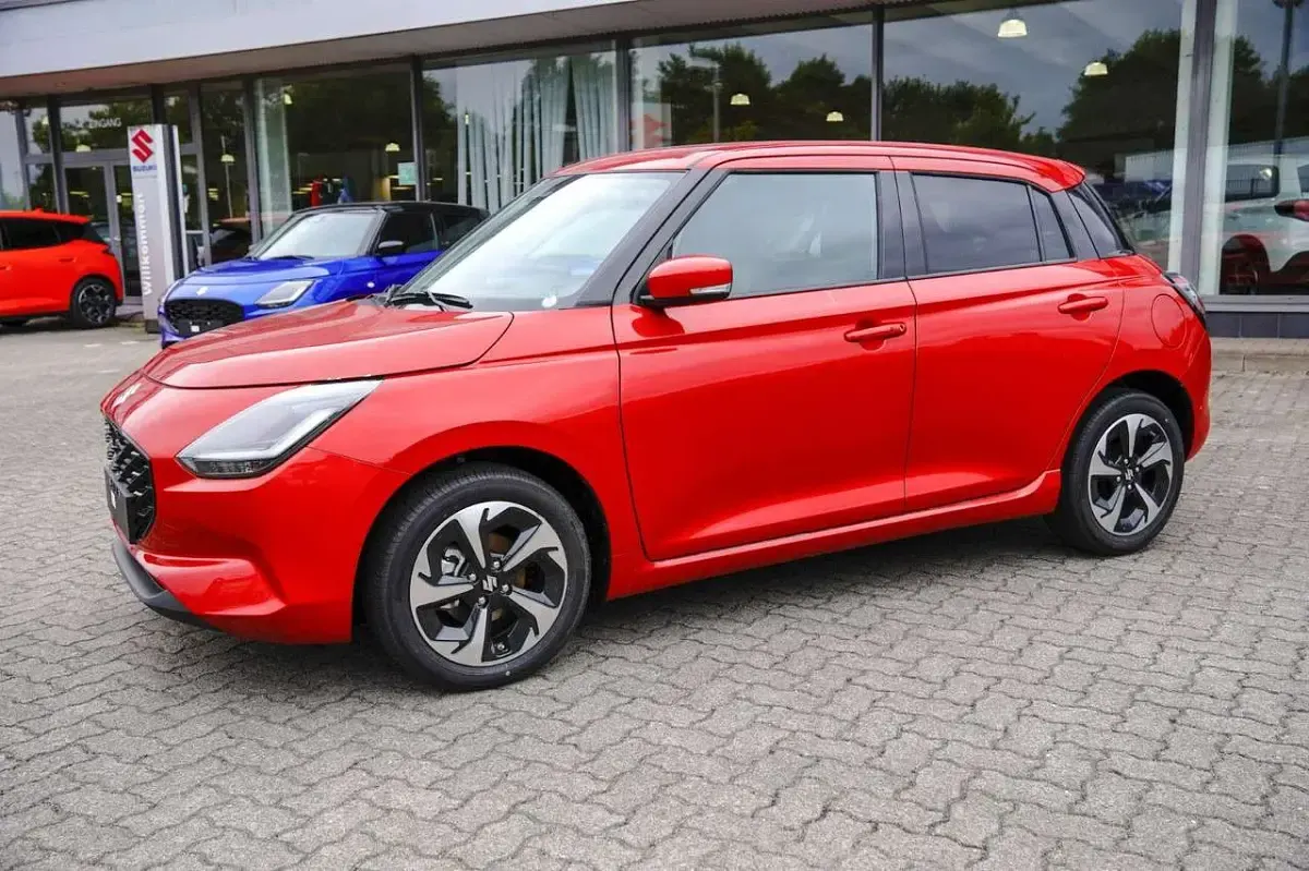 Neu Suzuki Swift Comfort+ 82 PS (60 kW) 2026 Burning red pearl Kleinwagen