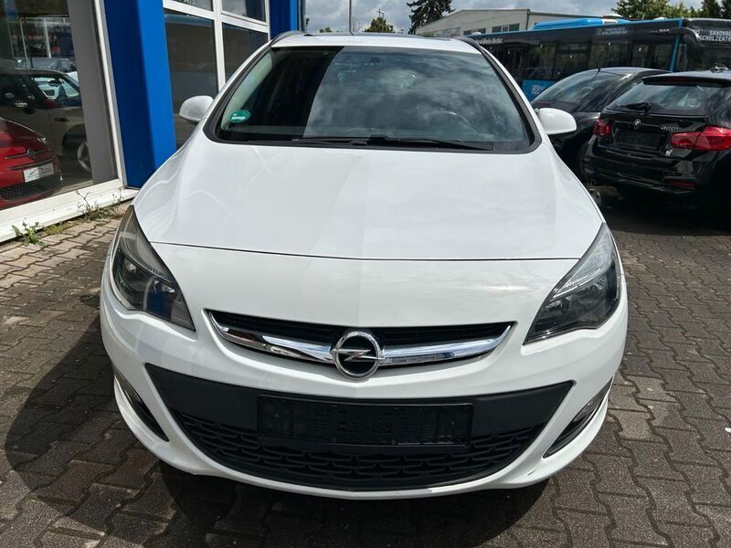 Weiß Gebraucht 2013 Opel Astra Active Kombi | 4.999 € (Etwas zu teuer) - Bild 1/4