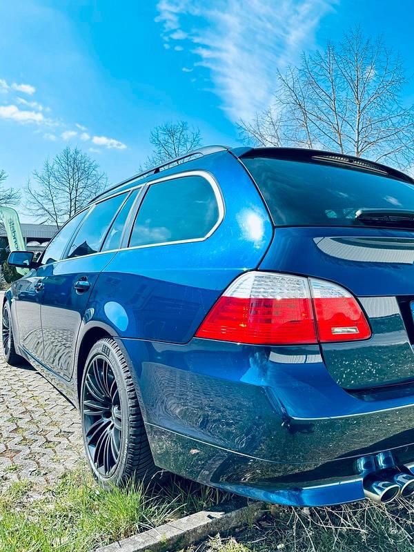 Gebraucht BMW 525 197 PS (144 kW) 2007 Blau Kombi