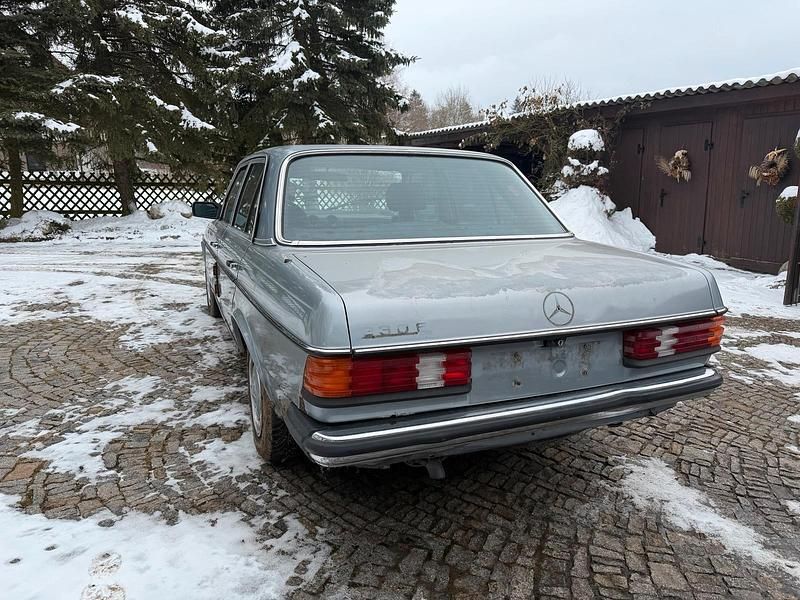 Gebraucht Mercedes E230 136 PS (100 kW) 1982 Blau Limousine